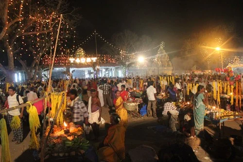 மகிழ்ச்சியையும், சோகத்தையும் கொட்டி தீர்த்த திருநங்கைகள் (படங்கள்)