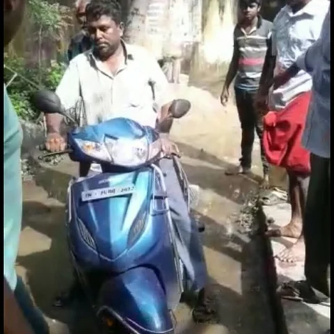`பள்ளிக்குள் இப்படி நடந்துகொள்ளலாமா?’ - தலைமை ஆசிரியருக்கு விழுந்த தர்மஅடி