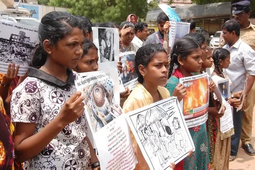 கூடங்குளம் அணுமின் நிலையத்தை மூடக்கோரி குழந்தைகள் மனு-கடைகள் அடைப்பு!