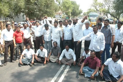 தேனியில் காங்கிரஸ் எம்.பி. ஆரூண் அலுவலகம் முற்றுகை (படங்கள்)