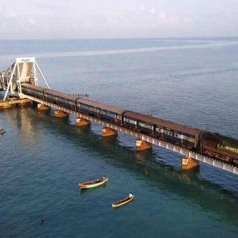 தூக்குப் பாலத்தின் அதிர்வு கண்காணிப்பு! - 85 நாள்களுக்குப் பின் பாம்பன் பாலத்தில் ரயில் சேவை