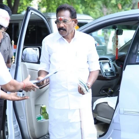 `மகனையும், தாயையும் இழந்த வேதனையில் தவிக்கிறேன்' - மேடையில் கலங்கிய செல்லூர் ராஜு!