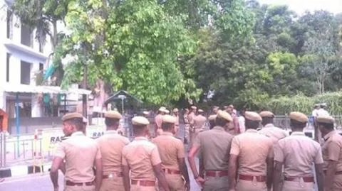 போயஸ் கார்டனில் காவலர்களை பணியமர்த்துவது இழிவான செயல் - மு.க.ஸ்டாலின்