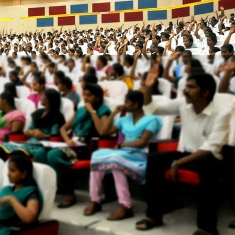 33 பட்டமேற்படிப்புகள் தகுதியற்றது; தமிழக அரசு திடீர் அறிவிப்பு! - பாதிப்பில் ஒரு லட்சம் மாணவர்கள்
