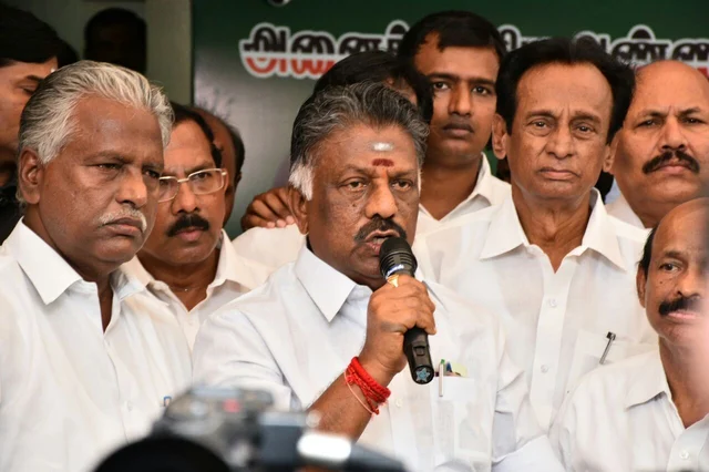 சூழல் வந்துவிட்டது என்கிறார் ஓபிஎஸ்; எந்த பதிலுமில்லை என்கிறார் திண்டுக்கல் சீனிவாசன்