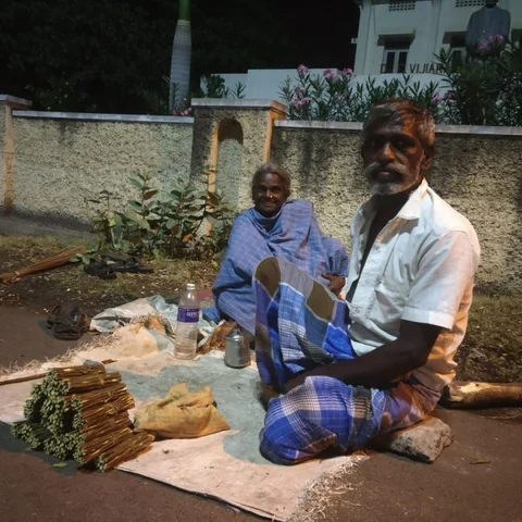 'சொற்ப பணம்தான் வருது, ஆனாலும் திருப்தி' - பல்குச்சி விற்கும் ஆறுமுகம் நெகிழ்ச்சி!