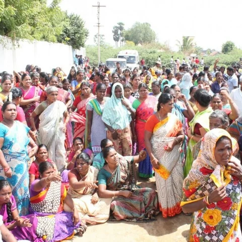 'முதலில் எங்களுக்கு பாதுகாப்பு கொடுங்கள்'- கொந்தளித்த பெண் தொழிலாளர்கள்