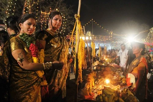 மகிழ்ச்சியையும், சோகத்தையும் கொட்டி தீர்த்த திருநங்கைகள் (படங்கள்)