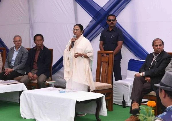 ஏன் ஒரே நேரத்தில் 2,500 வீரர்களை அனுப்ப வேண்டும்? - புல்வாமா தாக்குதலில் சந்தேகங்களை அடுக்கும் மம்தா