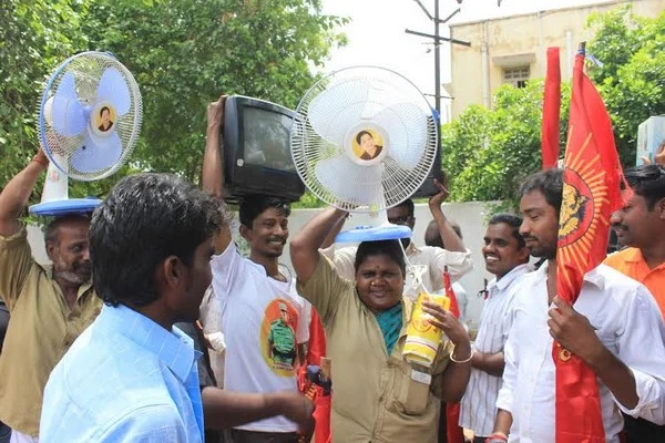 அரசின் இலவச பொருட்களை ஒப்படைக்க வந்த நாம் தமிழர் கட்சியினர் கைது!