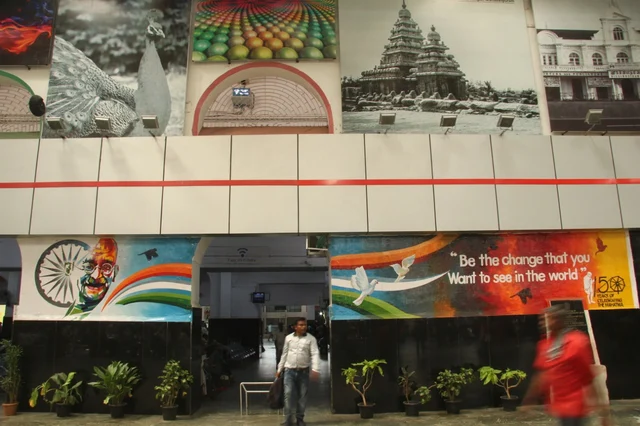 வண்ண வண்ண ஓவியங்கள் - கலைக்கூடமாகும் சென்ட்ரல் ரயில் நிலையம்!