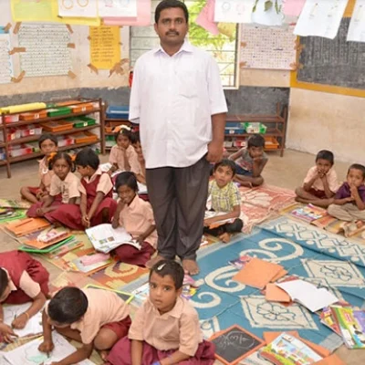 'அதனால்தான் எனது மகளை இங்கேயே சேர்த்தேன்...!' - அரசுப்பள்ளி ஆசிரியர்களுக்கு இவர் முன்னுதாரணம்