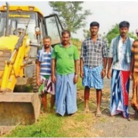 பயிரை அழித்து சாலையில் மணல் நிரப்பிய அதிகாரிகள்! - விரட்டியடித்த விவசாயிகள்