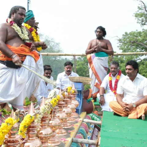 ஒரே நாளில் கும்பாபிஷேகம்... இபிஎஸ் - ஓபிஎஸ் பங்கேற்றதன் சுவாரஸ்யம்