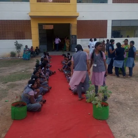 `நாங்க வீட்டுக்குப் போகணும்!’ - அமைச்சர்களுக்காகக் காத்திருந்த மாணவிகள் குமுறல்