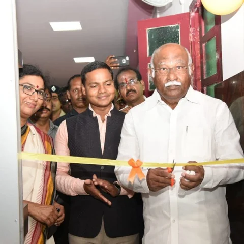 ராமேஸ்வரம் ரயில் நிலையத்தில் 5.20 கோடி செலவில் மேம்பாட்டு பணிகள் - அன்வர் ராஜா தொடங்கி வைத்தார்!