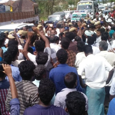 `அமைச்சர்களிடம் நீதி கேட்டோம்; ஆபாசமாகத் திட்டுகிறார் வைத்திலிங்கம்!' - குமுறிய சொந்த ஊர் மக்கள்