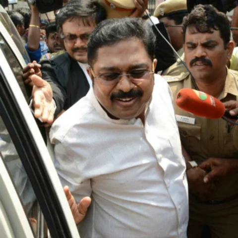 ஜாமீன் கேட்கிறார் தினகரன்; காவலில் எடுத்தது டெல்லி போலீஸ்