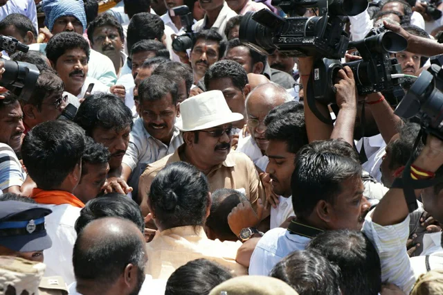 தொப்பி அணிந்து வந்து வேட்புமனுத் தாக்கல் செய்த தினகரன்..!