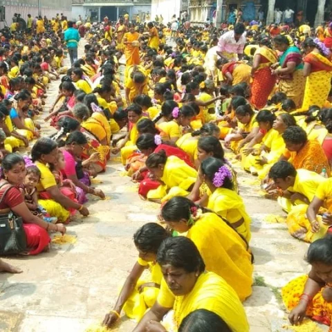 `திருமணம் நடக்கணும், கடன் தீரணும்!'- மண்சோறு சாப்பிட்டு நேர்த்திக்கடன் செலுத்திய பக்தர்கள்!