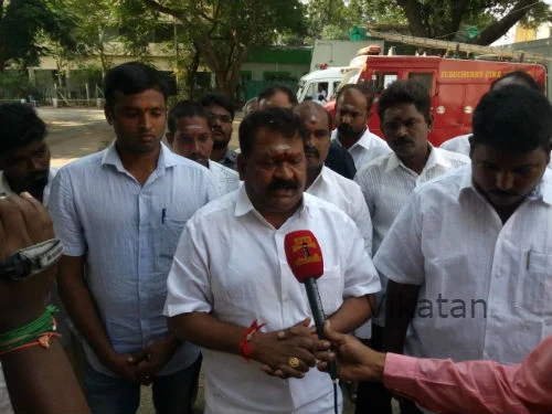 'வாக்குப்பதிவு எந்திரங்களை மாற்றிவிட்டார்' - தேர்தல் ஆணையர் மீது அதிமுக வேட்பாளர் குற்றச்சாட்டு