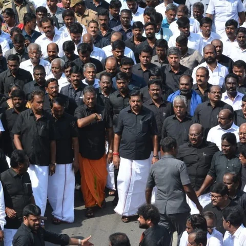 கறுப்புச்சட்டையில் ஓ.பி.எஸ், ஈ.பி.எஸ் - ஜெயலலிதாவின் 2-ம் ஆண்டு நினைவுப் பேரணி