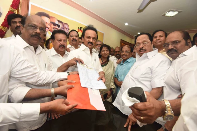தி.மு.க தலைவர் பதவிக்கு மு.க.ஸ்டாலின் வேட்புமனு தாக்கல்! - 65 மாவட்டச் செயலாளர்கள் முன்மொழிந்தனர்