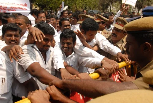 10வது நாளாக பற்றி எரியும் தமிழகம்! (படங்கள்)