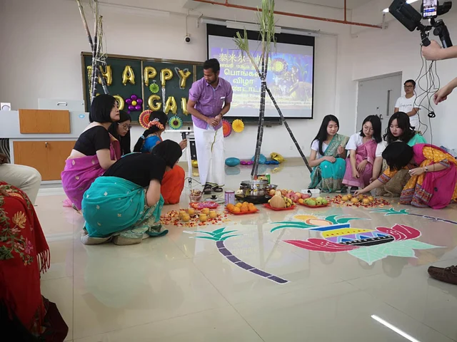 சேலை கட்டி பொங்கல் வைத்த சீனப் பெண்கள்!- பல்கலைக்கழகத்தில் நடந்த கொண்டாட்டம்