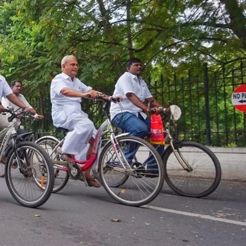 `நிதிச் சுமையைக் குறைக்க என்னால் முடிந்தது!' - 1 கி.மீ தூரம் சைக்கிளில் புதுச்சேரி பேரவைக்கு வந்த சபாநாயகர்