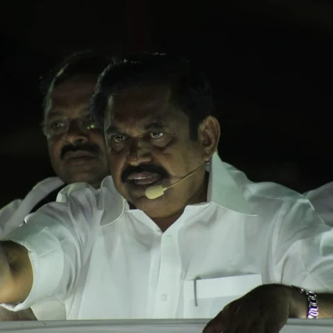 `மண்புழுபோல் நானும் விவசாயிகளின் நண்பன்!’ - பிரசாரத்தில் நெகிழ்ந்த எடப்பாடி பழனிசாமி