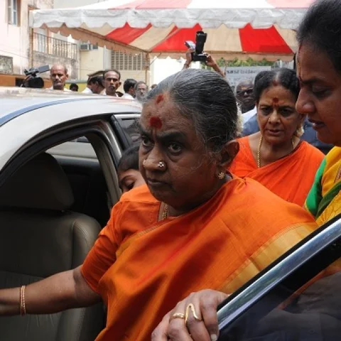 கருணாநிதியைப் பார்க்க முதல்முறையாக மருத்துவமனை வந்த தயாளு அம்மாள்!