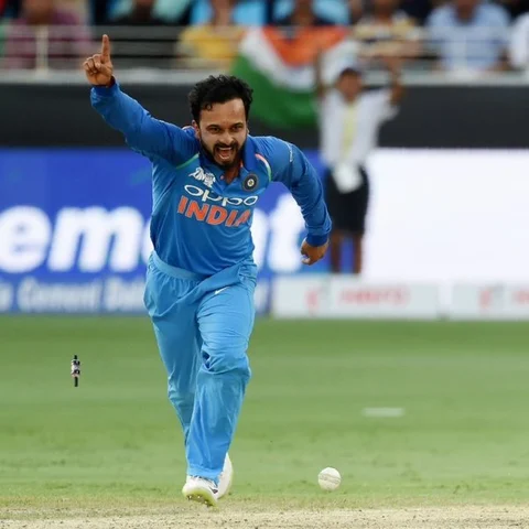 புவனேஷ்வர் குமார், கேதர் ஜாதவ் அசத்தல்! - பாகிஸ்தானை 162 ரன்களில் சுருட்டிய இந்தியா #IndvsPak