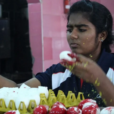 முட்டை ஓட்டில் பிரமாண்ட ஓவியம்... சத்யபாமா பல்கலைக்கழக மாணவி கின்னஸ் சாதனை..!