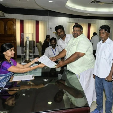 `ஓட்டு போட்டால் மகிழ்ச்சி; இல்லையென்றால் மிக்க மகிழ்ச்சி’ - சேலம் நாம் தமிழர் கட்சி வேட்பாளர்