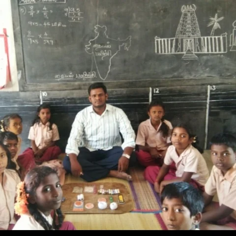 மாணவர்களுக்கு சட்டைப் பொத்தான்களை தைக்கக் கற்றுத்தரும் அரசுப் பள்ளி ஆசிரியர்!