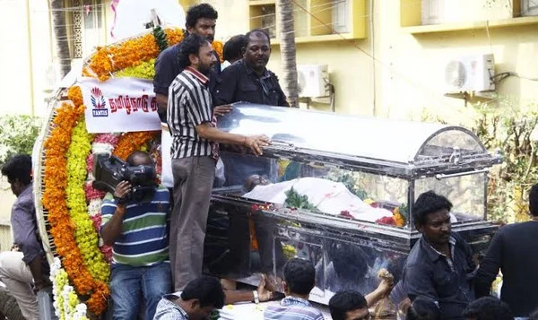 இயக்குனர் பாலசந்தர் உடல் தகனம்; இறுதி ஊர்வலத்தில் ஆயிரக்கணக்கானோர் பங்கேற்பு!
