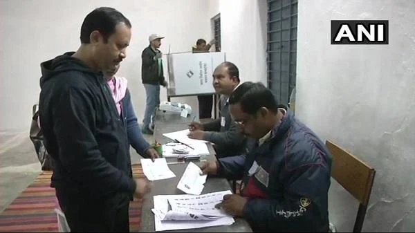மாவோயிஸ்ட்டுகளுக்கு பயந்து கையில் கம்புகளுடன் பள்ளி செல்லும் சிறுவர்கள்!