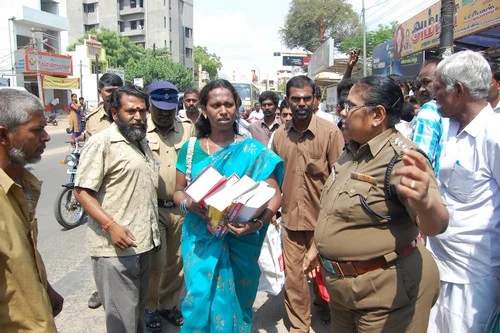 போட்டித் தேர்வுக்கு அனுமதி தாங்க: தொடர்ந்து போராடும் திருநங்கை! (படங்கள்)