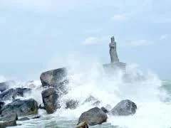 கடல் சீற்றத்தால் விடுவிக்கப்பட்ட மீனவர்கள் ஊர் திரும்புவதில் தாமதம்