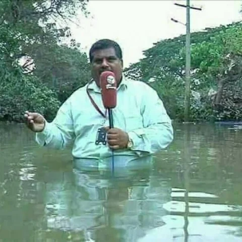 ’’பாம்புகளுக்கு நடுவே லைவ்... இப்போ மீம்ஸுக்கு லைக்!" - ரிப்போர்ட்டர் அன்பழகன் #VikatanExclusive