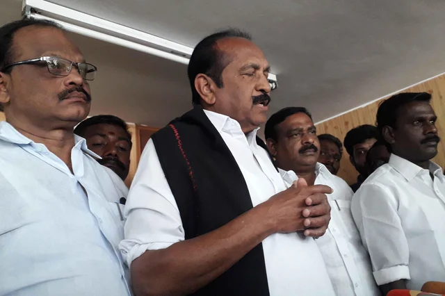 வைகோவுக்கு எதிர்ப்பு - திண்டுக்கல்லில் ம.தி.மு.க கொடிகளைப் பிடுங்கி எறிந்த பா.ஜ.க தொண்டர்கள்!