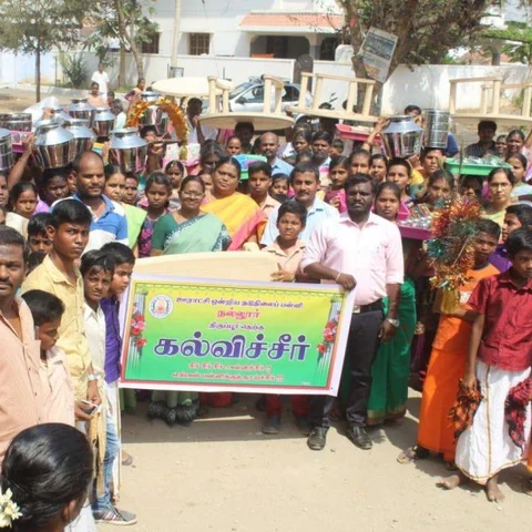 `அரசாங்கத்தை மட்டுமே எதிர்பார்த்தா எப்படி?’ - அரசுப் பள்ளிக்கு கல்விச்சீர் வழங்கிய திருப்பூர் கிராம மக்கள்