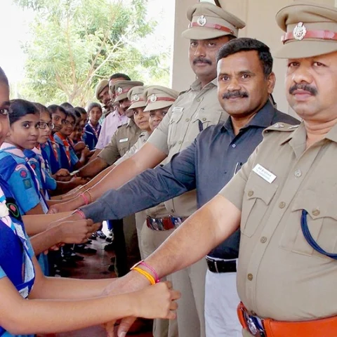 எஸ்.பி-க்கு ராக்கி அணிவித்த தனியார் பள்ளி மாணவர்கள்!