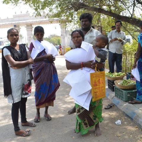 ``வாழ்வதைவிட சாவதே மேல்!' - கந்துவட்டிக்காரர் கொடுமையால் கலெக்டர் ஆபீஸில் பெண் கண்ணீர்