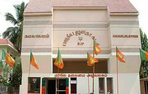 பெண் பத்திரிகையாளர்கள் விவகாரம்! - எஸ்.வி.சேகருக்கு தமிழிசை கொடுத்த தண்டனை தெரியுமா?