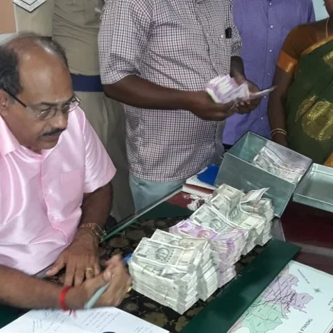 `இடுப்பில் மறைத்துவைக்கப்பட்ட ரூ.52.5 லட்சம்!'- சோதனையில் அதிர்ந்த பறக்கும் படையினர்