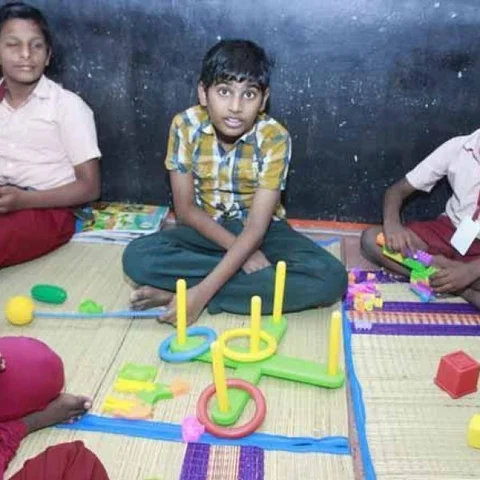 கூடி வாழ நினைக்கும் ஆட்டிசக் குழந்தைகளின் குடும்பங்கள்... இது சரியான தீர்வா?!