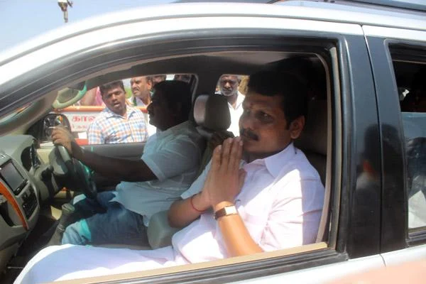 `ரூ.25 கோடி சொத்துக்காக என் மகனை கடத்திவிட்டார்!' - செந்தில் பாலாஜி மீது கரூர் பெண் அதிர்ச்சிப் புகார்