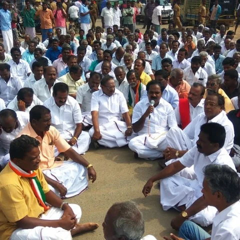 `இருக்கிற கொஞ்ச, நஞ்ச பயிர்களையாவது காப்பாத்துங்க' - மடிப்பிச்சை கேட்டு போராடிய பெண்கள்!